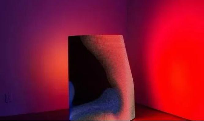 这个雕塑太魔幻了！柔性LED屏显示环境变化