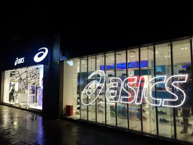 壹品光电LED透明屏助力 亚瑟士上海旗舰店吸睛无数