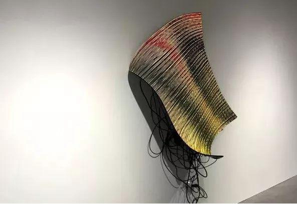 这个雕塑太魔幻了！柔性LED屏显示环境变化