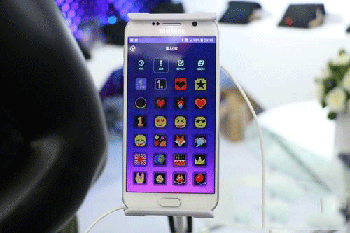 柔性全彩LED显示屏幕与衣服融合一体的可穿戴产品！