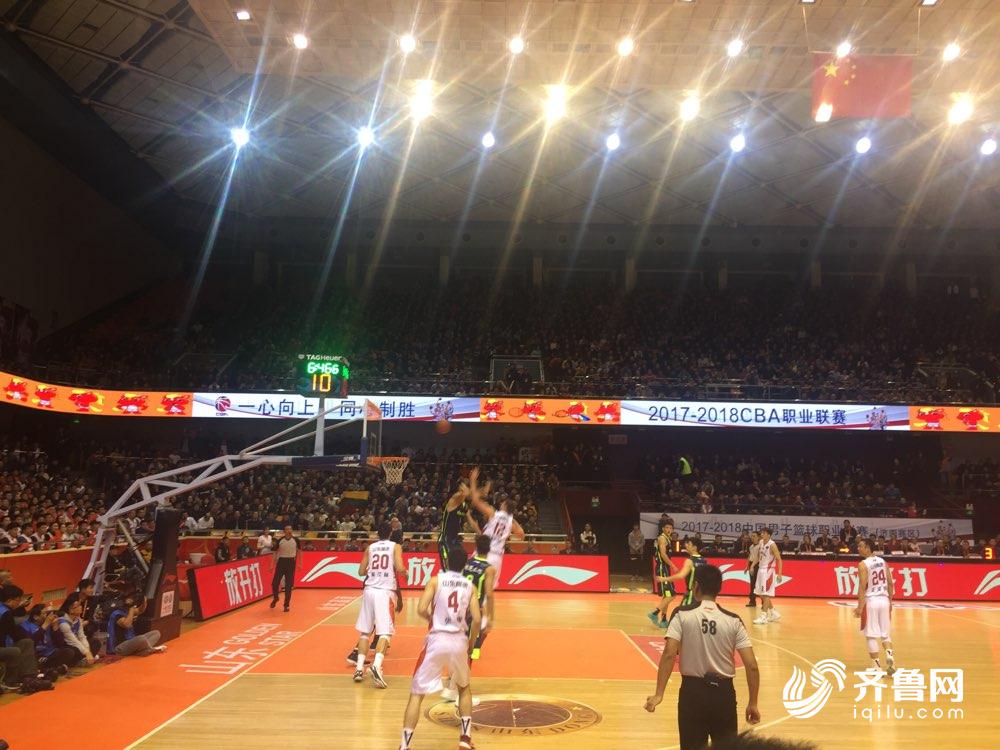LED屏实力背锅？山东高速男篮迎战广东 胜负未分屏幕先罢工！