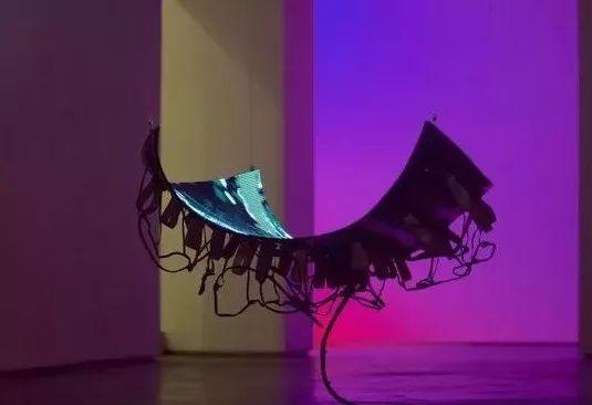 这个雕塑太魔幻了！柔性LED屏显示环境变化