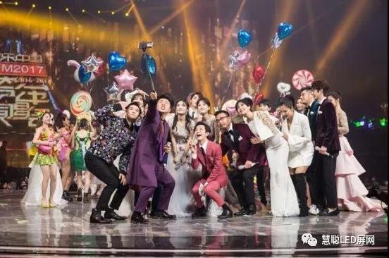 2018各大卫视跨年舞台再出杀手锏：江苏壕气冲天力压年初“四面台”！LED地砖屏取代常规屏成大热！