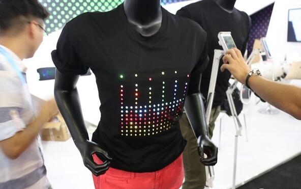 超酷炫！LED屏最新应用：穿在身上！手机就能改变显示图案
