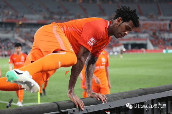 中超碰撞激烈！艾比森围栏屏的身影在赛场上无处不在