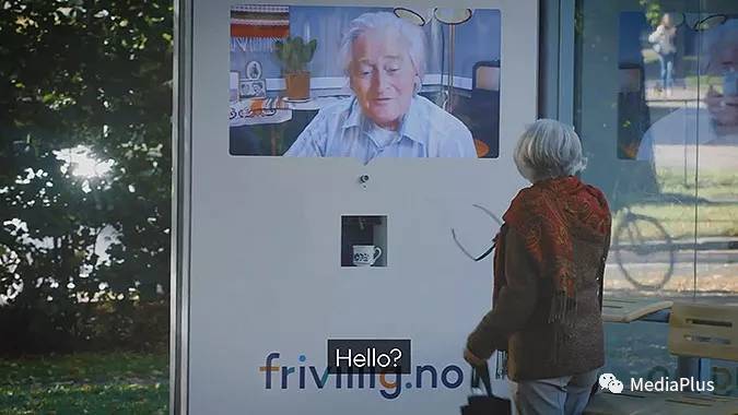 全球创意暖心户外广告：倒咖啡的“老人”、来自天空的味道