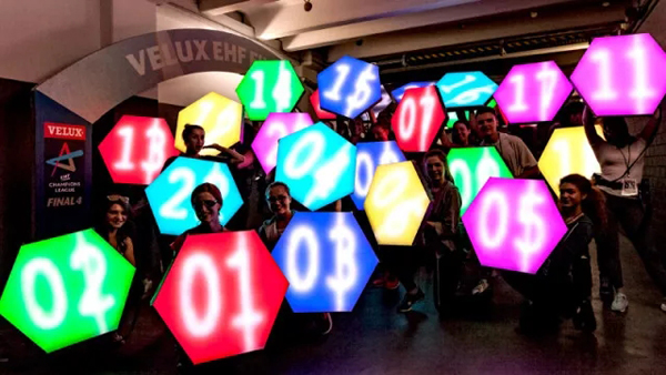 太震撼了!一个人一块LED屏 舞台表演还能这样玩! 太震撼了!一个人一块LED屏 舞台表演还能这样玩!