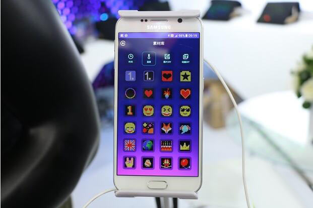 超酷炫！LED屏最新应用：穿在身上！手机就能改变显示图案