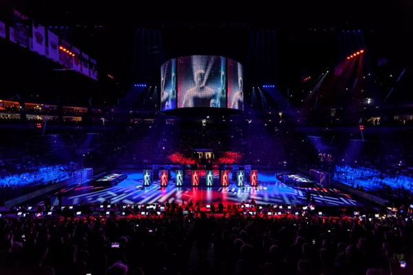 太震撼了!一个人一块LED屏 舞台表演还能这样玩! 太震撼了!一个人一块LED屏 舞台表演还能这样玩!