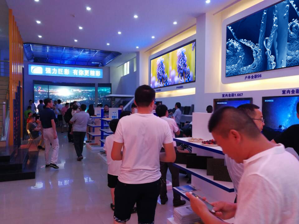 LED天幕、弧形屏、小间距……这家LED显示屏体验中心厉害了! LED天幕、弧形屏、小间距……这家LED显示屏体验中心厉害了!