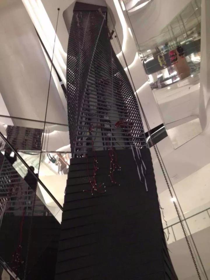 逆天!30米高的LED螺旋屏酷炫炸天!客户起初却只想挡柱子…… 逆天!30米高的LED螺旋屏酷炫炸天!客户起初却只想挡柱子……