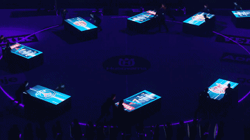 太震撼了!一个人一块LED屏 舞台表演还能这样玩! 太震撼了!一个人一块LED屏 舞台表演还能这样玩!