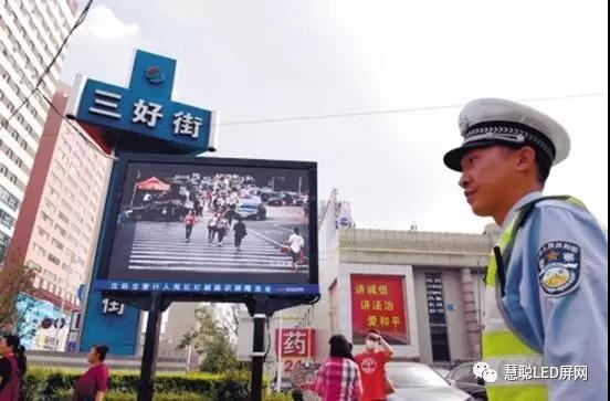 iPhone X人脸识别功能有致命缺陷？但LED屏或许可以用起来！