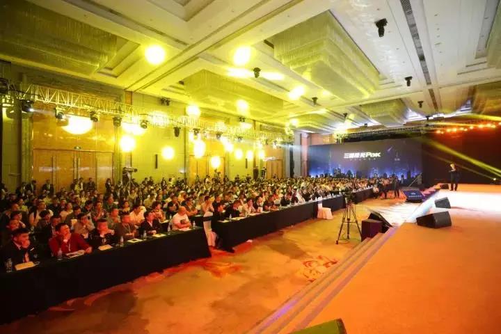 李晨亮相中山市 出席三雄极光家居灯饰新品发布会 李晨亮相中山市 出席三雄极光家居灯饰新品发布会