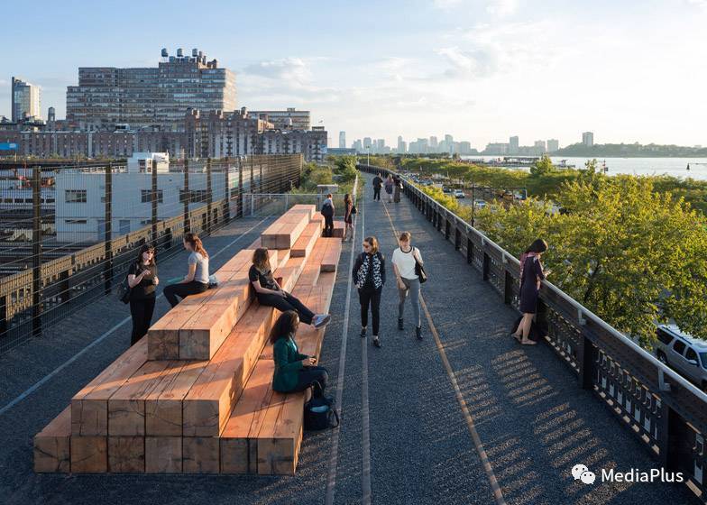 全球创意暖心户外广告：倒咖啡的“老人”、来自天空的味道