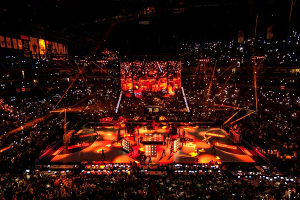 太震撼了!一个人一块LED屏 舞台表演还能这样玩! 太震撼了!一个人一块LED屏 舞台表演还能这样玩!