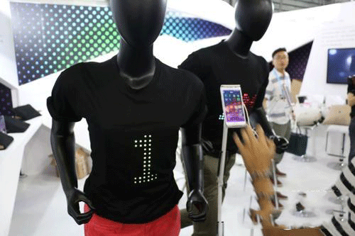 柔性全彩LED显示屏幕与衣服融合一体的可穿戴产品！