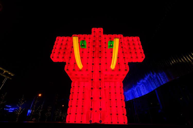 美到窒息！2017上海灯光秀成为自拍圣地！