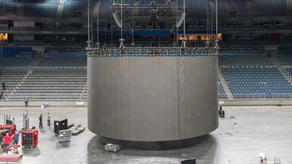 太震撼了!一个人一块LED屏 舞台表演还能这样玩! 太震撼了!一个人一块LED屏 舞台表演还能这样玩!