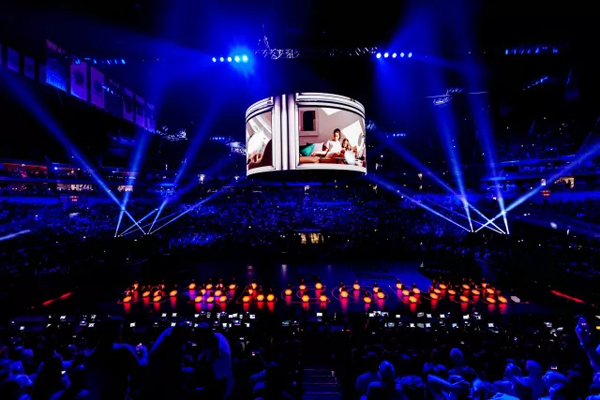 太震撼了!一个人一块LED屏 舞台表演还能这样玩! 太震撼了!一个人一块LED屏 舞台表演还能这样玩!