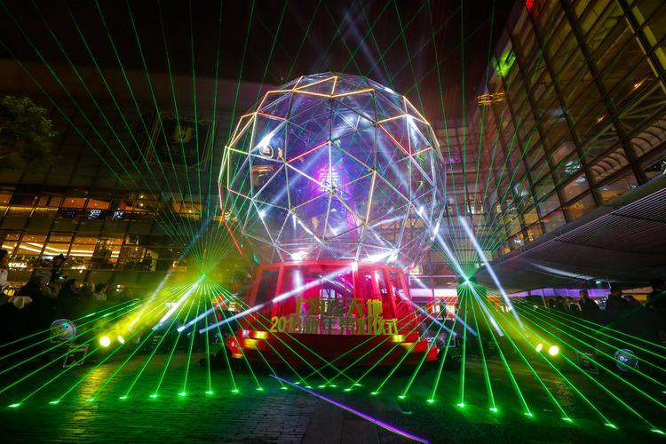 美到窒息！2017上海灯光秀成为自拍圣地！