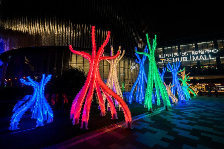 美到窒息！2017上海灯光秀成为自拍圣地！