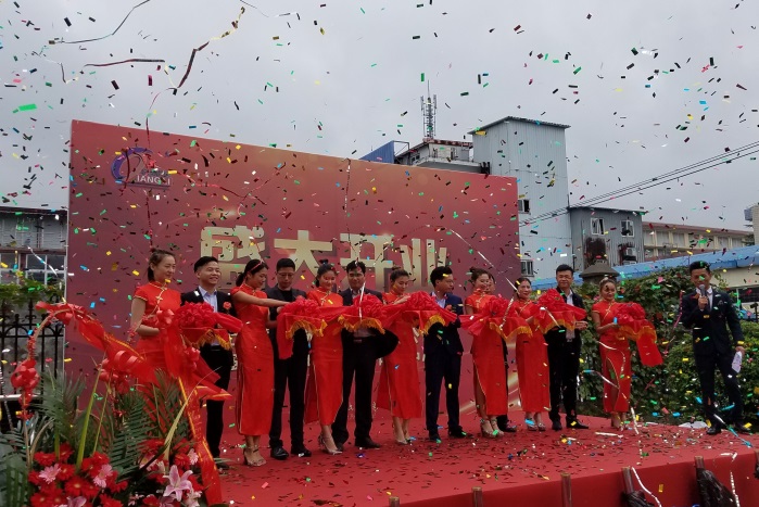 天气再冷 这家LED显示屏体验中心也照样热火朝天！