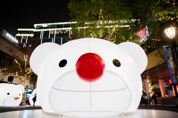 美到窒息！2017上海灯光秀成为自拍圣地！