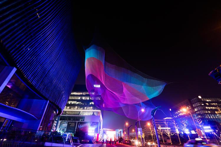 美到窒息！2017上海灯光秀成为自拍圣地！