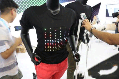 柔性全彩LED显示屏幕与衣服融合一体的可穿戴产品！