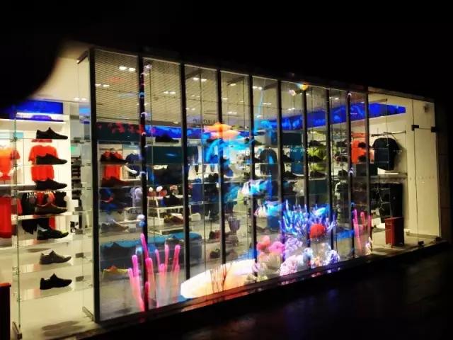 壹品光电LED透明屏助力 亚瑟士上海旗舰店吸睛无数