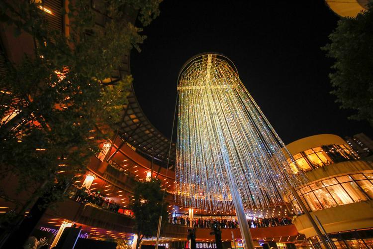 美到窒息！2017上海灯光秀成为自拍圣地！