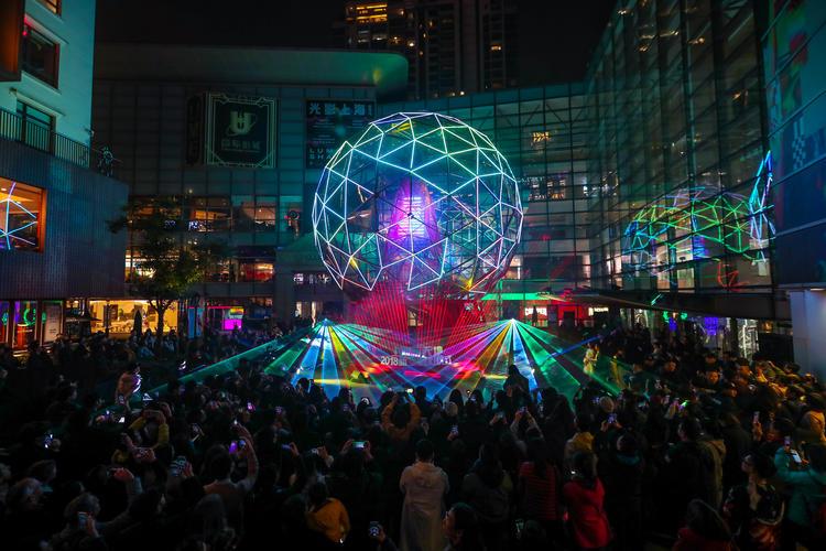 美到窒息！2017上海灯光秀成为自拍圣地！