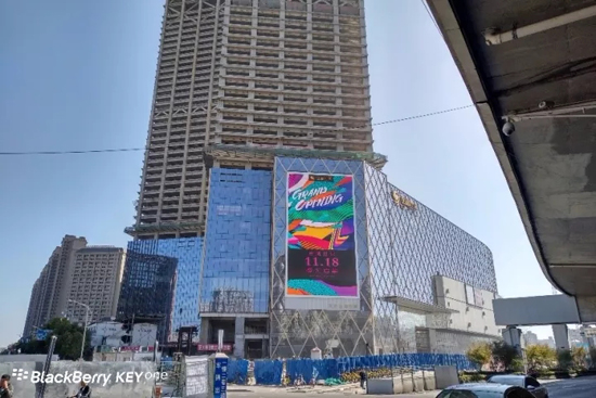 还在买死贵的进口屏？反正这家亚洲最大商场已经想通了