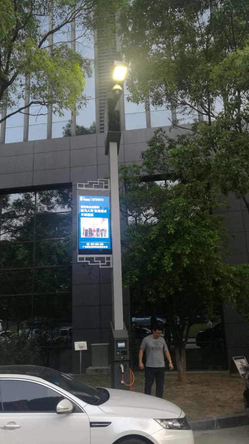 LED灯杆屏让深圳坪山市民体验何为智慧城市