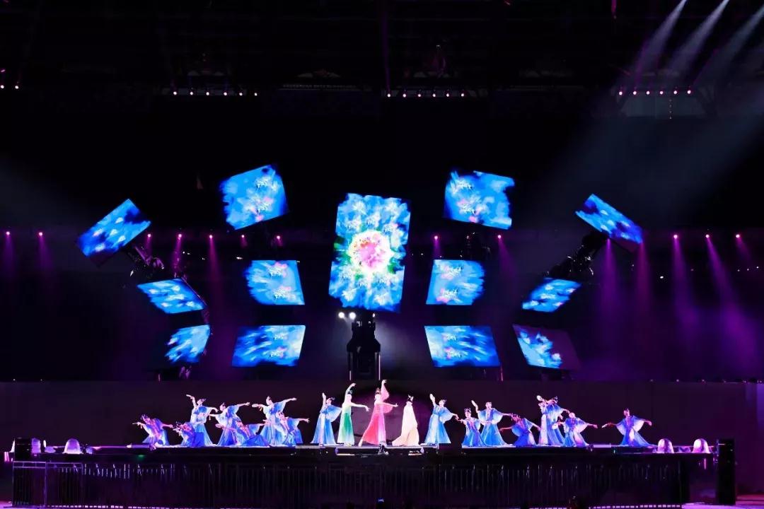 智能机器人+LED屏演绎最美《杭州8分钟》！