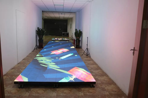 鼎力显示：以国际视野 凝聚本土智慧，深耕互动LED地砖屏智慧智能定制时代