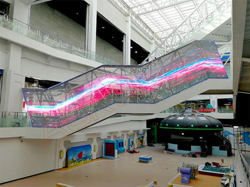 奥蕾达异形玻璃廊桥LED透明屏大放异彩