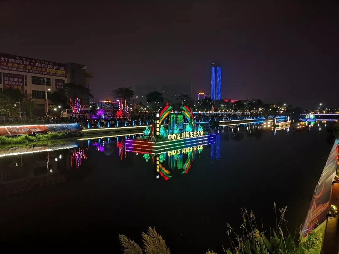 LED光源扮靓夜空 各地灯光节大“PK”