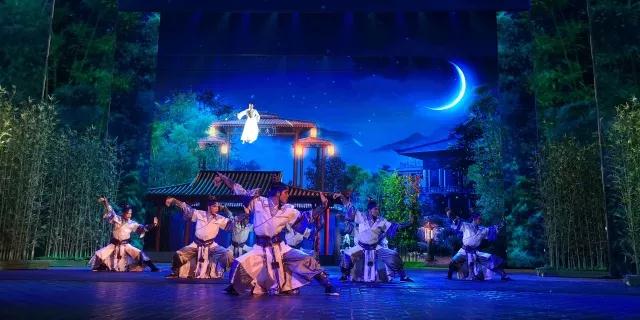 “芒果塔”激光秀点亮星城！全息投影爆火 LED屏舞美“一哥”地位难保？