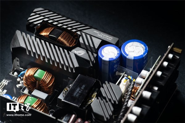 华硕ROG发布THOR 1200W电源：加入OLED屏及LED灯