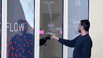 数字艺术诠释“大脑科学” LED墙上有7块72英寸上下滑动的显示器