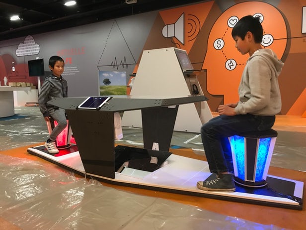 有了这把LED座椅 妈妈再也不用担心孩子坐姿问题