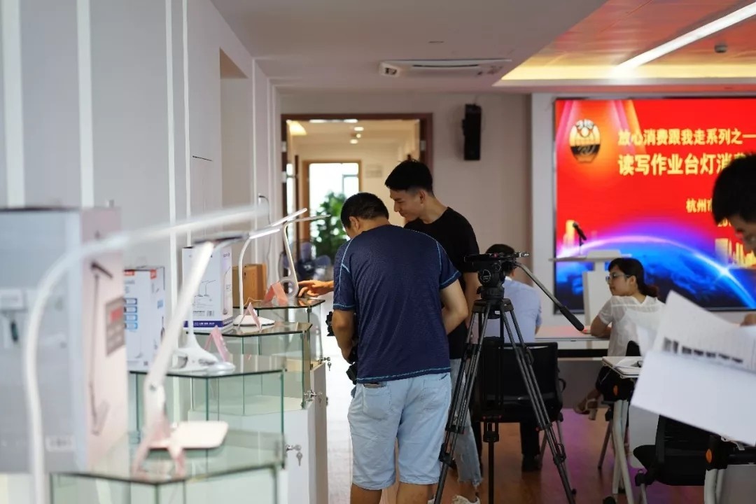 飞利浦、欧普等10款LED护眼灯评测