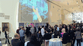 数字艺术诠释“大脑科学” LED墙上有7块72英寸上下滑动的显示器