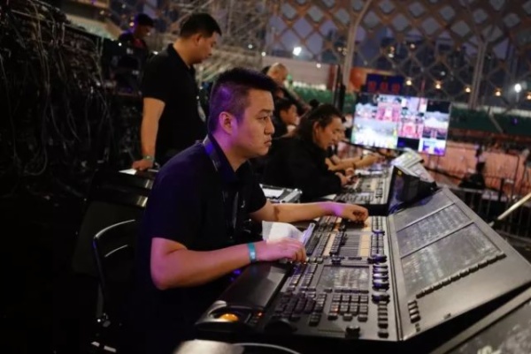 谁声势夺人？2018年三大卫视跨年晚会舞台PK！