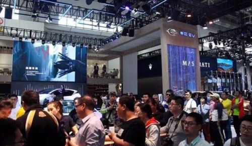 北京国际车展：全场冰屏霸屏 花式创意打擂