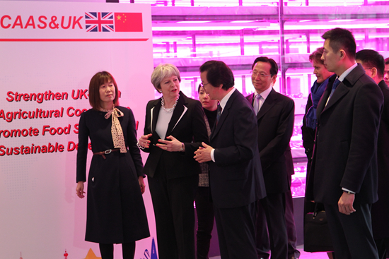 英国首相参观国家农业科技展示园 点赞LED植物工厂