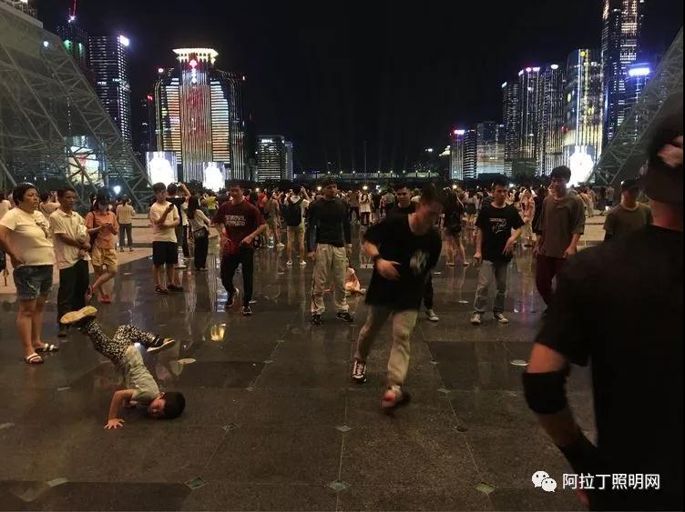 让市民中心留在市民的心中 把市民广场变成市民的广场
