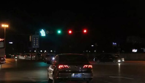 榆林:左转待转区不知咋走 LED动态指示牌助通行